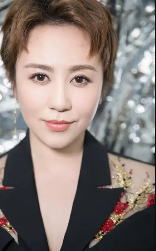 马丽虽剪短发,穿西服搭配半身裙依然女人味十足,十分的高级_腾讯新闻