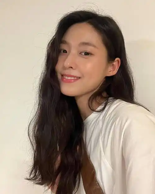 网友和粉丝们也纷纷留言表示:"雪炫的素颜看起来好漂亮","这是时隔