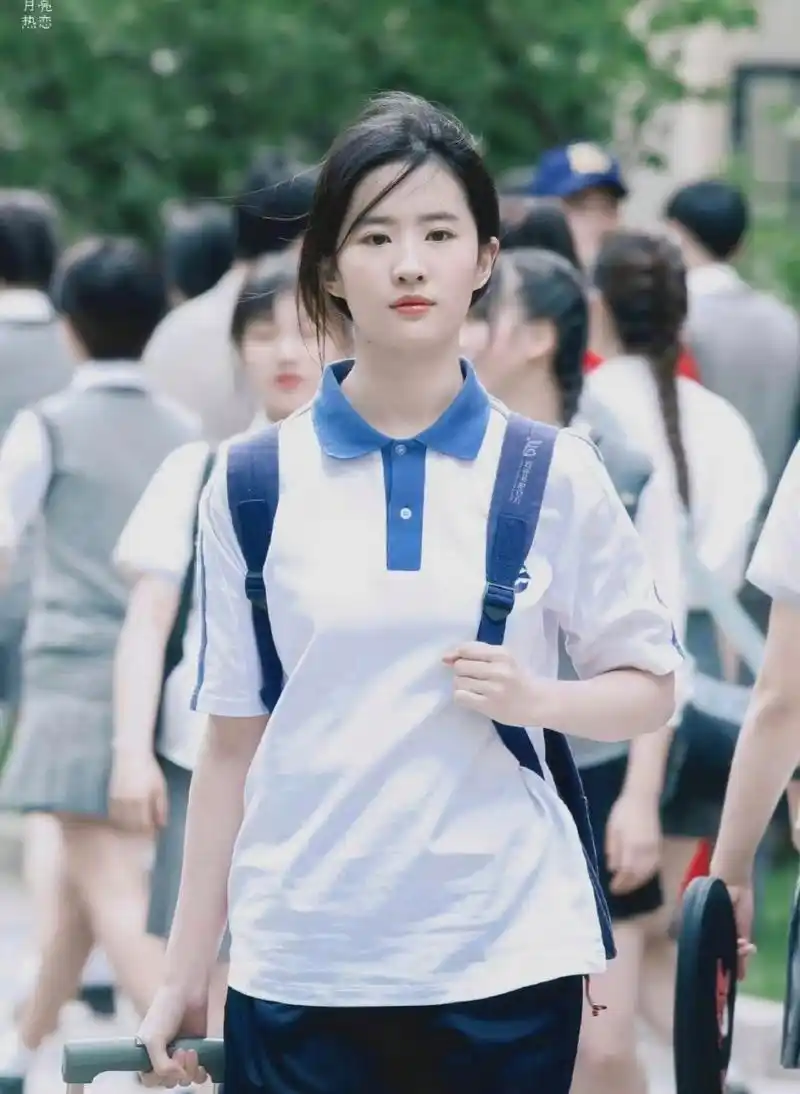 青春总是美好的,当女明星们穿起校服,扎上马尾,谁又是你心中的白月光