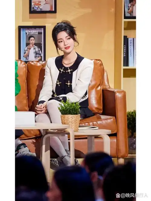 杨超越妥妥的千金小姐,漫画腿 白丝袜绝配啊