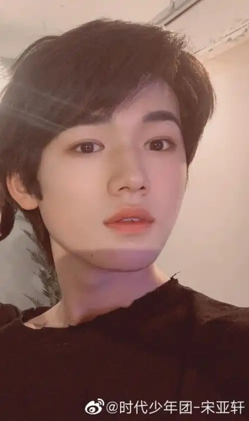 康康多痣少年宋亚轩,下巴和脸颊上的痣都长得恰到好处