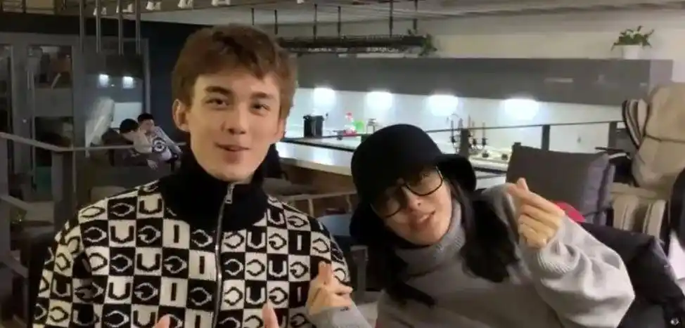 相传几乎所有机场都能拍到,助理姐姐陪吴磊跑行程的照片.