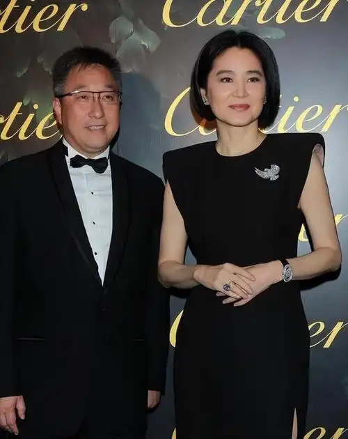 林青霞的富豪老公原来是他穿一身黑西装憨厚老实同框像父女