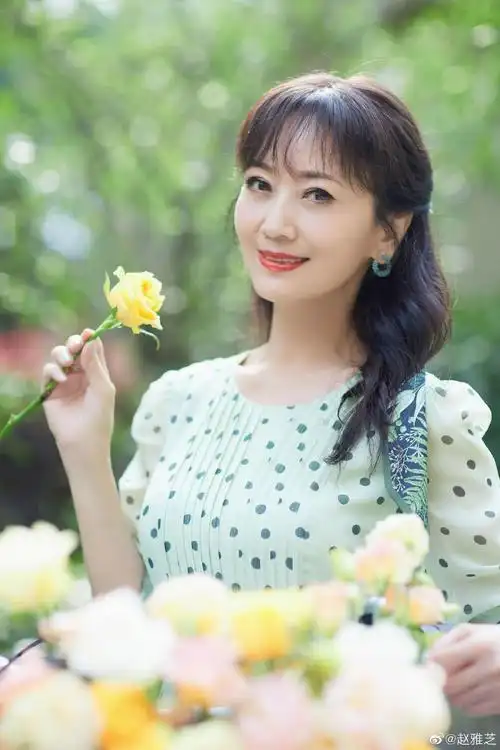 赵雅芝身着碎花长裙  卷发造型更优雅!
