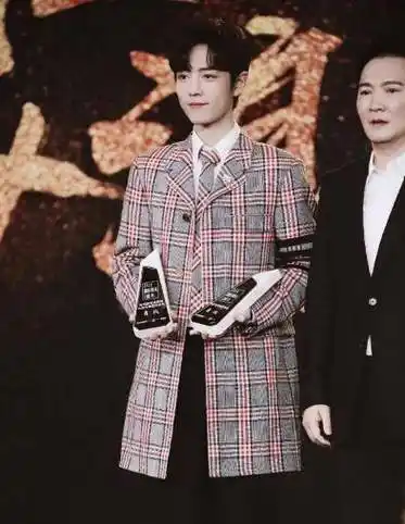 腾讯娱乐白皮书盛典:肖战成大满贯,没到场的王源撑腰,杨紫忙着做女人!