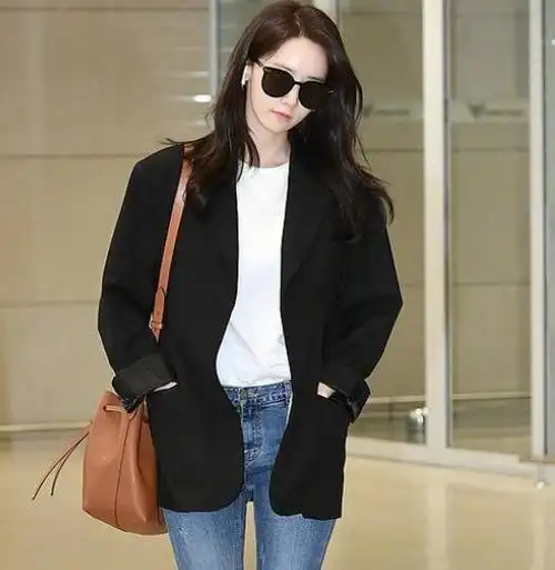 韩国某女星机场秀身穿黑色外套女孩也可以这么帅