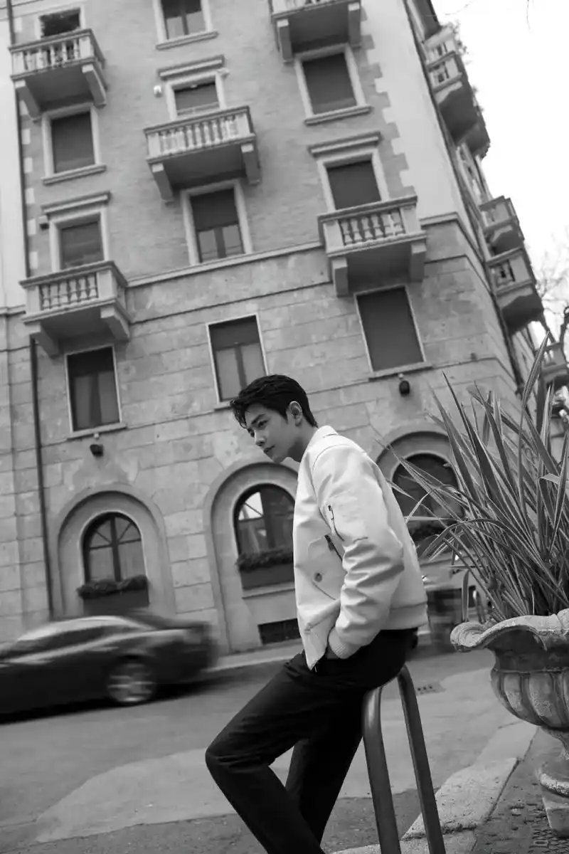 肖战欧洲街头vlog 新粉可以去@肖战工作室看,氛围感拉满, - 抖音