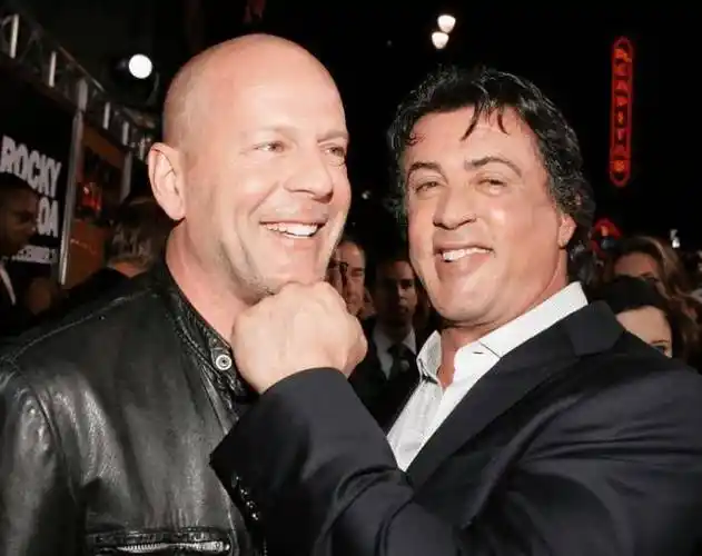 史泰龙跟谁合照都喜欢来一拳,唯独与见到他出现了"例外"_动作_成龙