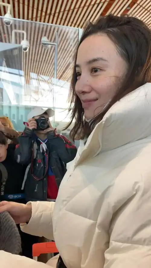 宋佳素颜过安检太美了