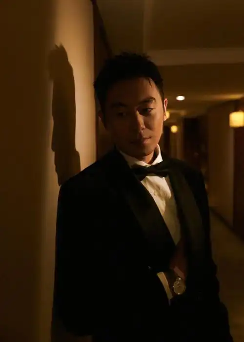 朱亚文身着brunellocucinelli西服套装帅气亮相长春电影节