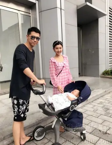 李小萌罕见晒全家福儿子小脸肥嘟嘟超q