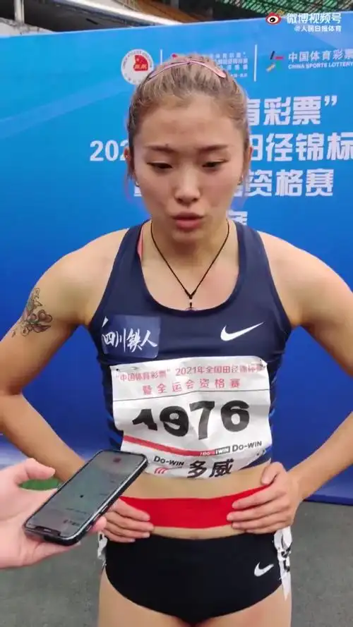 26岁职业运动员吴艳妮在大学生运动会上勇夺银牌,然而却因右臂纹身惹