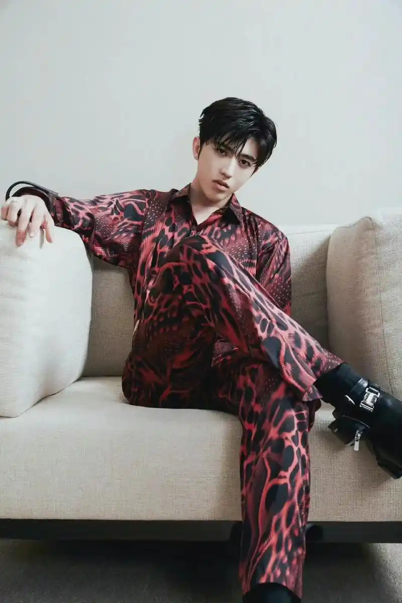 蔡徐坤 感受大哥霸气随性的坐姿 - 抖音