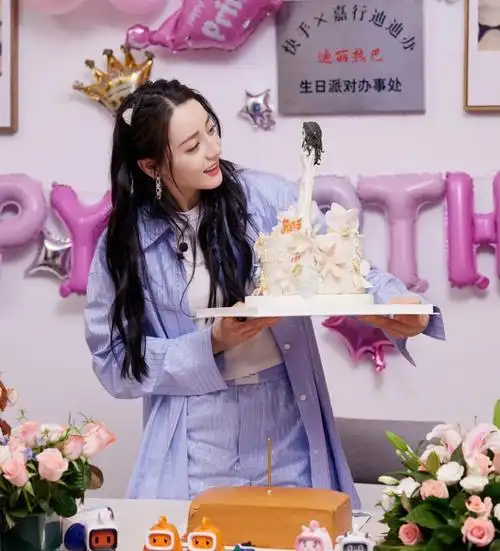 迪丽热巴直播庆29岁生日全程害羞甜笑捂脸的一瞬间像极了初恋