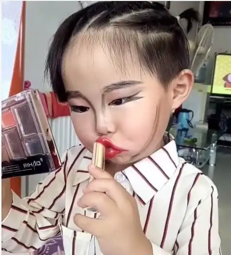 3岁女儿学妈妈化妆不要觉得搞笑避免影响孩子成长