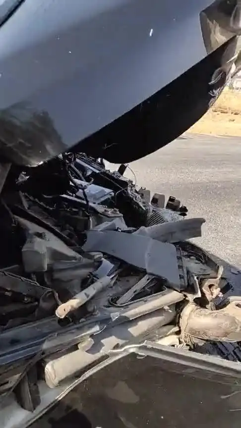 大路虎撞车,车头损毁严重,安全气囊全弹出来了!_手机新浪网