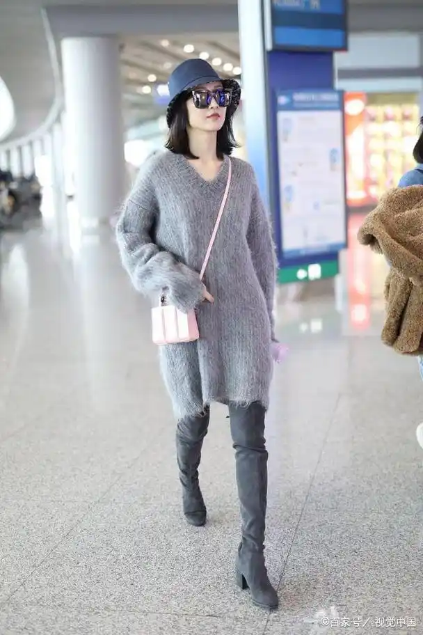 演员王鸥现身机场,穿宽大毛衣搭配高筒长靴秀纤瘦身材,慵懒时尚
