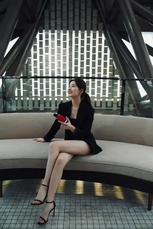 【一点资讯】【美妆江湖】赵露思穿黑色西装,搭配黑色高跟鞋变身甜美