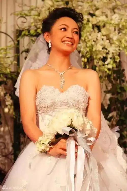 婚后的罗海琼固然逐渐淡出了台前的工作然则幕后的事业却经营得风生水