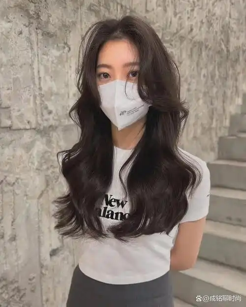 30岁女士烫什么发型显年轻?这六款卷发时髦洋气又减龄,超显气质