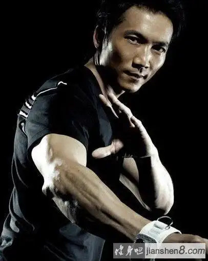 邹兆龙和张耀扬肌肉,邹兆龙肌肉和张耀扬肌肉pk对比图