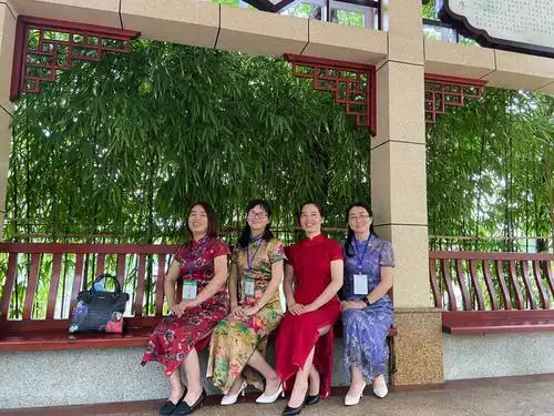 花样助考桃源县高考补习学校老师穿旗袍祝考生旗开得胜