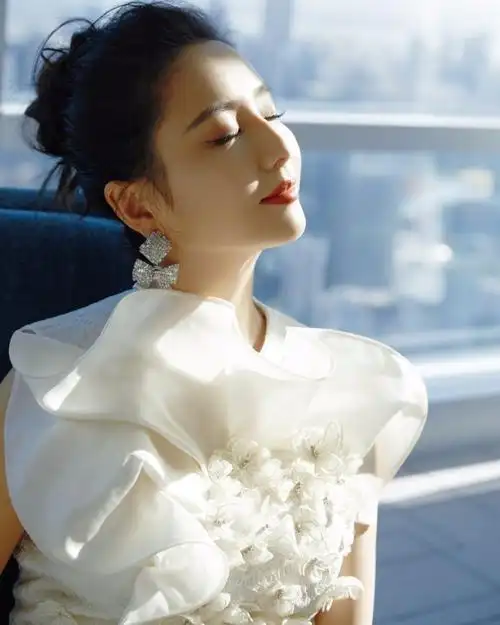 佟丽娅置身粉玫瑰花海微微一笑人比花娇