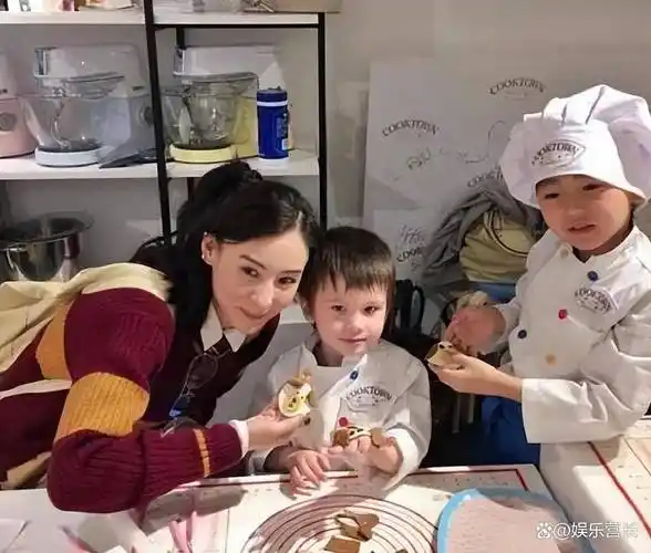 张柏芝大方晒出三胎儿子正脸照,混血基因颜值高!