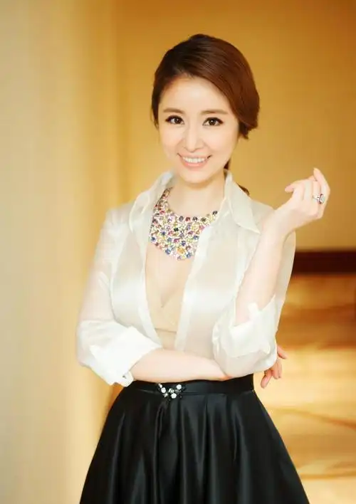 "千亿富婆"林心如:送女儿3亿珠宝项链,老公开全球限量超跑