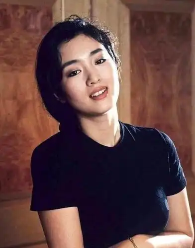 她是"秋香"的最初人选,因片酬太高未能出演,却因此成就了巩俐