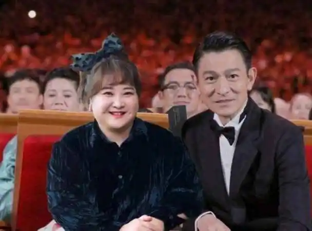 刘德华回应贾玲的姿势动作笑翻众人_问题_夫人_双手