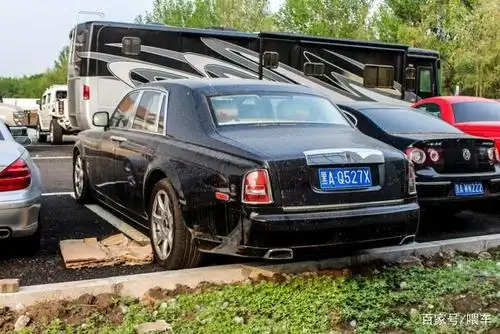 李氏兄弟的车,一共有96辆,幻影5辆,两张五连号车牌