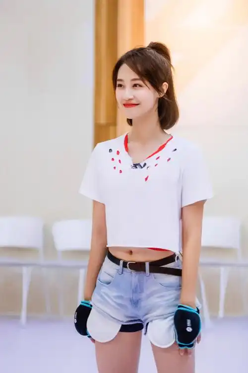 蓝盈莹每次都很时髦,穿黑色露脐装搭工装短裤出行,似在时尚秀!