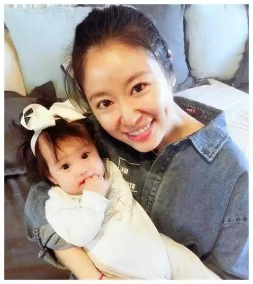 林心如送女儿10万圣诞礼物,3岁身家已经过亿_李湘_众人_珠宝