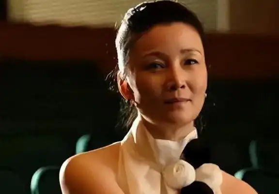 朱茵,这位被称为"国民妈妈"的演员,以其出色的表演技巧和深入人心的