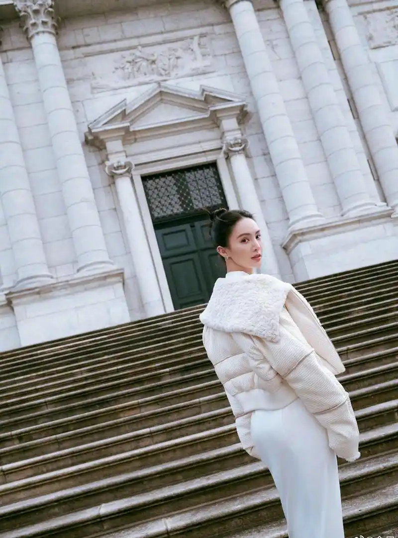 金晨白色连衣裙优雅时尚写真