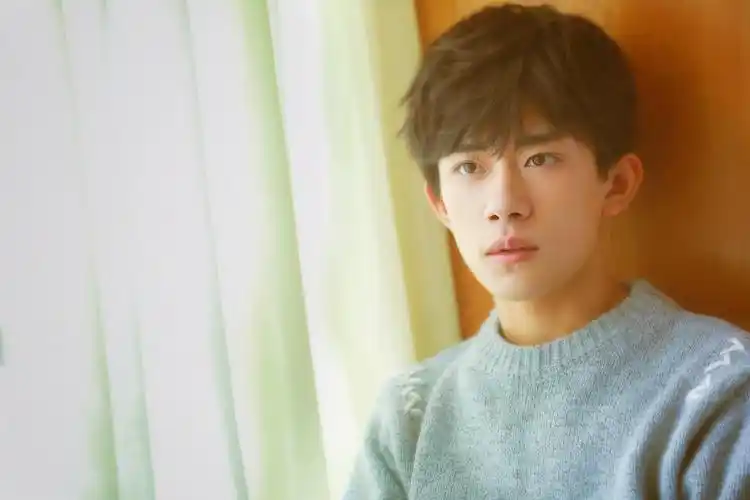 关于易烊千玺的家庭背景早前有人爆料他的父亲是一个老板拥有好几家