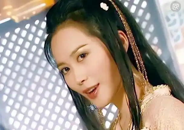 自此,她便以"惊鸿仙子"之名,被世人传颂为美的化身.