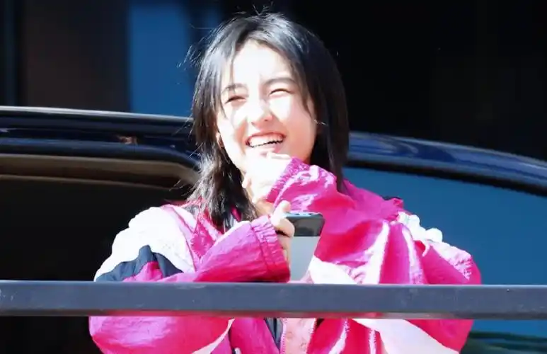 张子枫户外大笑时为啥捂嘴?当她手拿开,被阳光照着的牙齿真实了