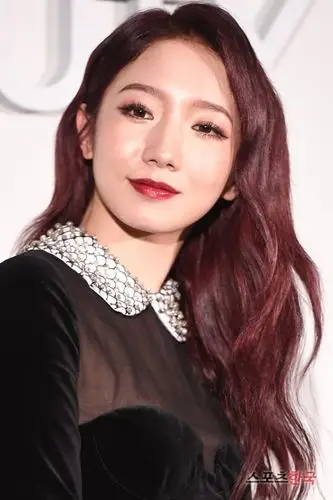 宇宙少女孟美岐红发红唇现身活动黑丝绒裙加持尽显成熟气质组图