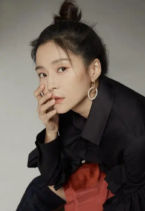 女演员王媛可率性养眼时尚写真