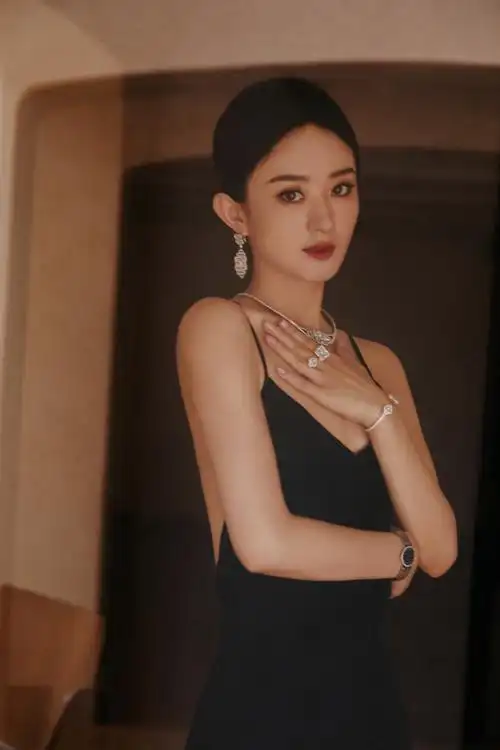 信息显示,该公司网店店铺曾发布声明称被欺诈,其从未直接使用过赵丽颖