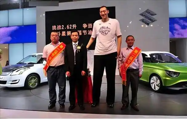 他比姚明还高10公分,身高2.35米娶1.9米娇妻,创造吉尼斯纪录!