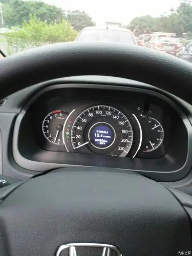 请问仪表盘右上角的白色圆圈带个把是什么意思,说明书没这个标识