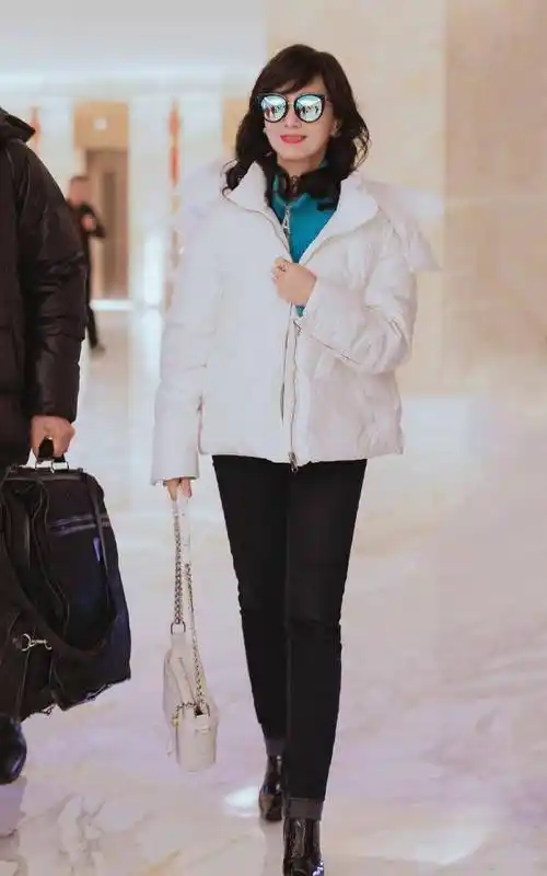 原创66岁赵雅芝现身机场穿粉色拼接棉衣配长筒靴笑容甜美减龄