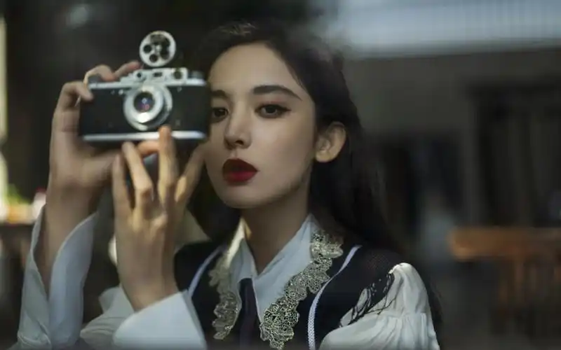 古力娜扎光影侧颜高清桌面壁纸