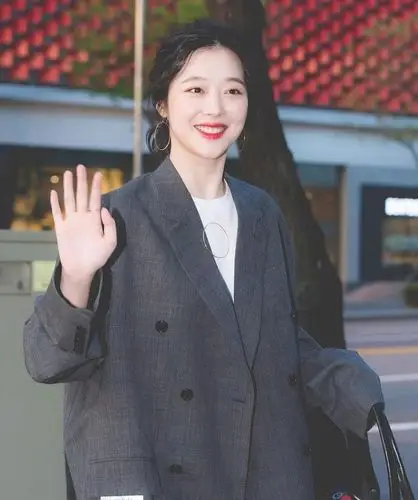 image:weibo@崔雪莉吧_choisullibar 你们看看雪梨可爱的自拍就知道.