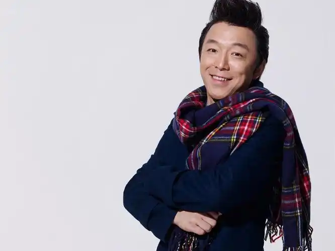 回顾黄渤成名前与父吵架成名后把父送养老院人到中年有辛酸