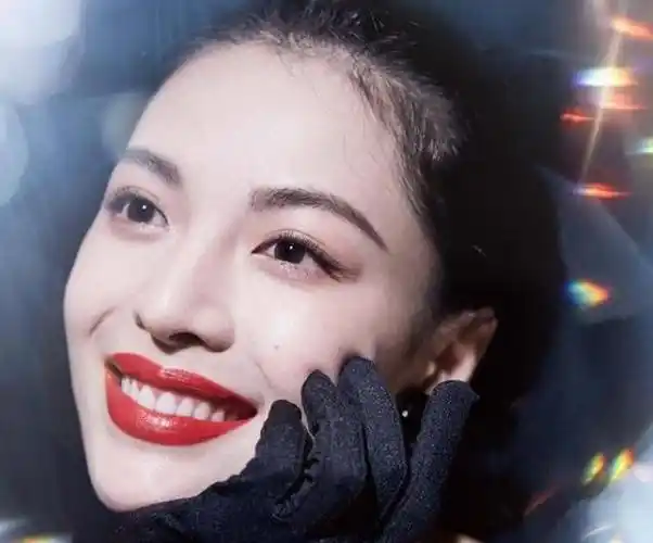 这条新闻一经发布,钟楚曦的勃勃野心立刻引起了网友们的关注,成为了