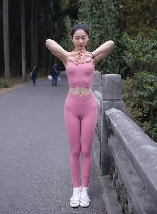 超时髦的运动风穿搭,粉色吊带背心 同款紧身裤,回头率妥妥的高